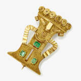 A pendant / brooch decorated with emeralds - photo 1