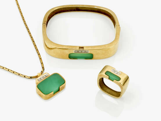 A parure consisting of: necklace, bracelet and ring with chrysoprase and diamonds - Foto 1