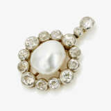 A pendant with a large cultured pearl and diamonds - фото 1