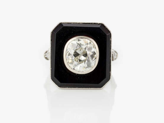 A historical ring decorated with an old-cut diamond and onyx - фото 2