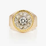 A historical ring decorated with a brilliant cut diamond and diamonds in historical cut form - Foto 2