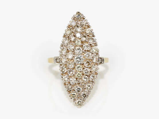 A Marquise ring decorated with brilliant cut diamonds - Foto 2