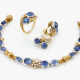 A parure consisting of: bracelet, pair of ear clips, ring with brilliant cut diamonds and sapphire cabochons - photo 1