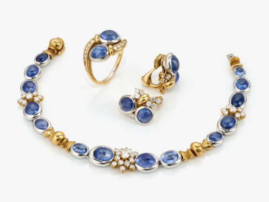 A parure consisting of: bracelet, pair of ear clips, ring with brilliant cut diamonds and sapphire cabochons - фото 1