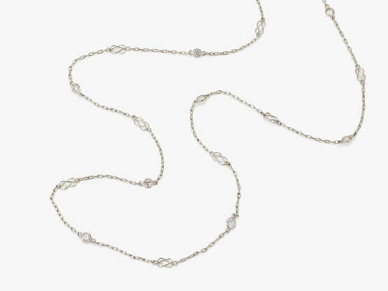 A delicate long link necklace decorated with brilliant cut diamonds - фото 1