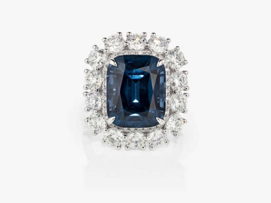 A ring with a blue spinel and brilliant cut diamonds - photo 2