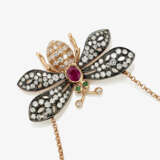 A ''bee'' pendant necklace decorated with brilliant cut diamonds, ruby and emeralds - Foto 2