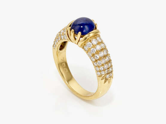 A ring with a sapphire and brilliant cut diamonds - фото 1