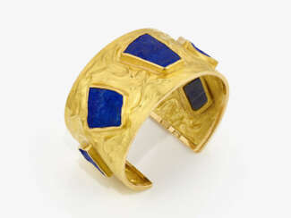 A bangle with lapis lazuli