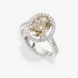 A classic modern cocktail ring decorated with an oval diamond and brilliant cut diamonds - Foto 1