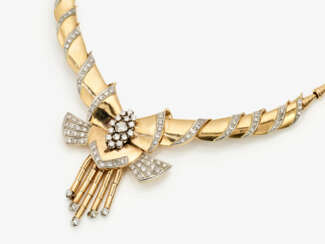 A 40s cocktail necklace decorated with diamonds