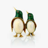 A penguin couple brooch decorated with coloured translucent enamel - Foto 1