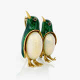 A penguin couple brooch decorated with coloured translucent enamel - Foto 2