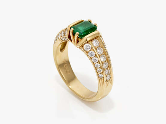 A ring with an emerald and brilliant cut diamonds - photo 1