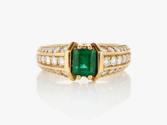 A ring with an emerald and brilliant cut diamonds - фото 2