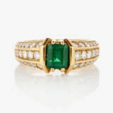 A ring with an emerald and brilliant cut diamonds - photo 2