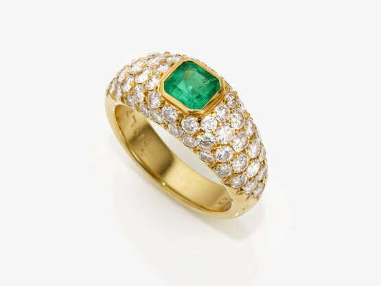 A ring with an emerald and brilliant cut diamonds - Foto 1