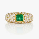 A ring with an emerald and brilliant cut diamonds - Foto 2