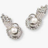 A pair of cocktail stud earrings decorated with diamonds and cultured pearls - фото 1