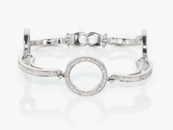 A geometric link bracelet decorated with brilliant cut diamonds - фото 1