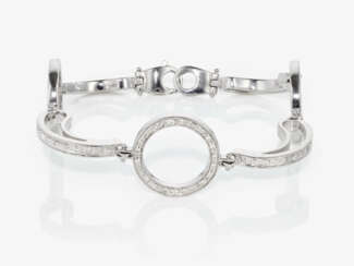 A geometric link bracelet decorated with brilliant cut diamonds