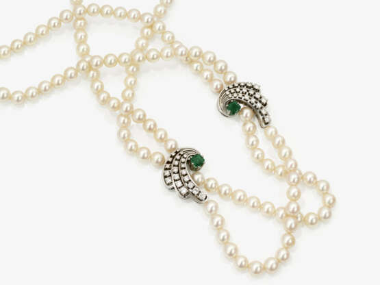 A cultured pearl necklace with emeralds - фото 1