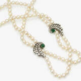 A cultured pearl necklace with emeralds - фото 1
