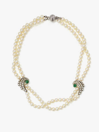 A cultured pearl necklace with emeralds - photo 2