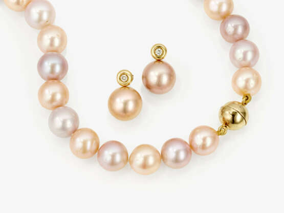 A Ming pearl necklace and pair of stud earrings with Ming pearls and brilliant cut diamonds - фото 1