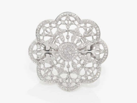 A historicising cocktail ring decorated with brilliant cut diamonds - Foto 1
