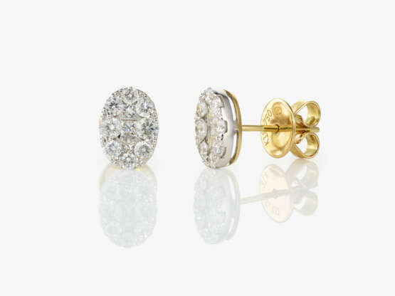 A pair of stud earrings decorated with brilliant- and princess-cut diamonds - photo 1