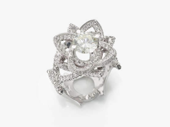 A magnificent floral cocktail ring ''lotus flower'' decorated with brilliant cut diamonds - photo 1