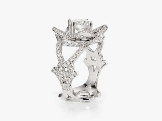 A magnificent floral cocktail ring ''lotus flower'' decorated with brilliant cut diamonds - Foto 3