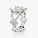 A magnificent floral cocktail ring ''lotus flower'' decorated with brilliant cut diamonds - Foto 3