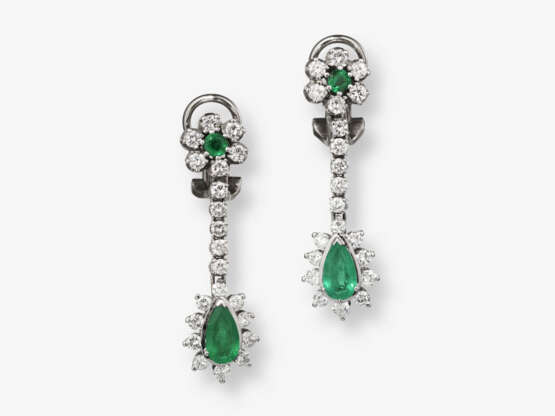 A pair of drop earrings with emeralds and brilliant cut diamonds - фото 1