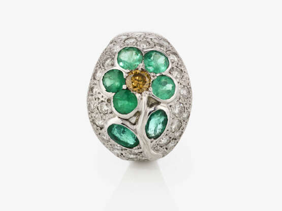 An unique floral cocktail ring decorated with emeralds, a yellow brilliant cut diamond and white brilliant cut diamonds - фото 2