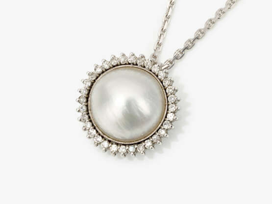 A pendant necklace decorated with diamonds and a Mabé cultured pearl - Foto 1