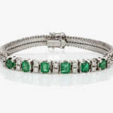 A historical link cocktail bracelet decorated with emeralds and brilliant cut diamonds - Foto 1