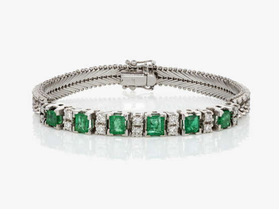 A historical link cocktail bracelet decorated with emeralds and brilliant cut diamonds - фото 1