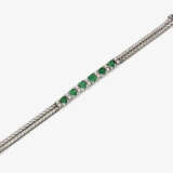 A historical link cocktail bracelet decorated with emeralds and brilliant cut diamonds - Foto 2