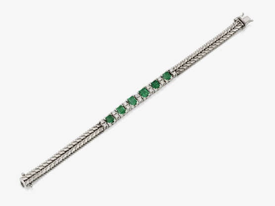 A historical link cocktail bracelet decorated with emeralds and brilliant cut diamonds - Foto 2