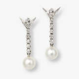 A pair of stud earrings with screw nuts decorated with brilliant cut diamonds and cultured pearls - Foto 1