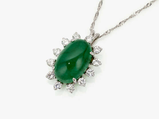 A pendant necklace decorated with a fine emerald and brilliant cut diamonds - Foto 1