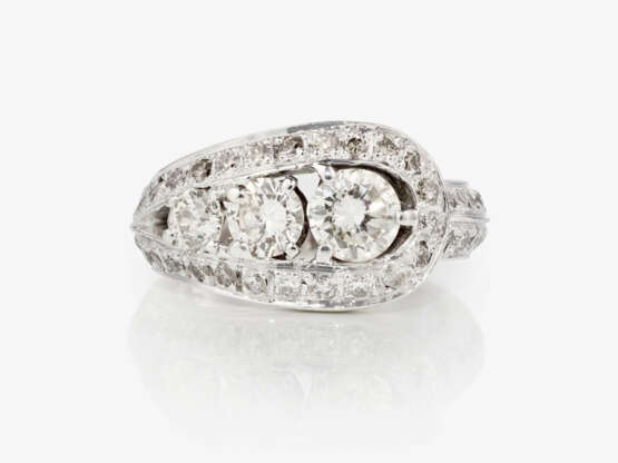 A modified band ring decorated with brilliant cut diamonds - фото 2