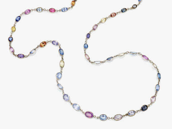 A delicate link necklace decorated with pastel-coloured sapphires - Foto 1