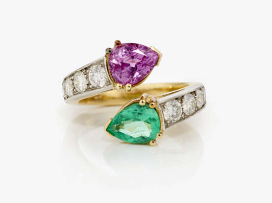 A Vis-à-Vis ring with an emerald, a pink sapphire drop and brilliant cut diamonds - photo 2
