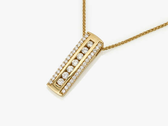 A bar pendant necklace decorated with brilliant cut diamonds - фото 1