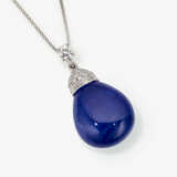 A pendant necklace with a cornflower blue sapphire - фото 1