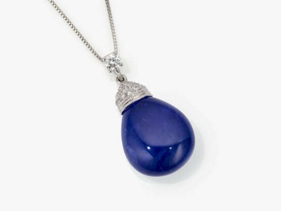 A pendant necklace with a cornflower blue sapphire - фото 1
