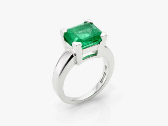 A solitaire ring with an intense green Colombian emerald - фото 1